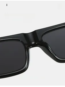 Dettaglio dei comodi naselli integrati per occhiali da sole alla moda di colore nero