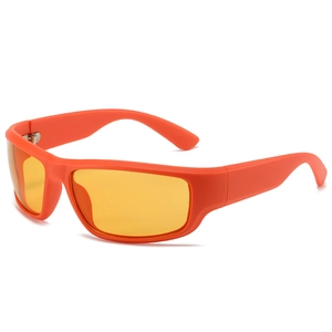 Sportliche Sonnenbrille mit mattem orangem Rahmen und gelben Gläsern in Seitenansicht