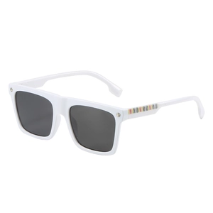 Occhiali da sole quadrati bianchi alla moda con stanghette a righe e lenti grigio scuro