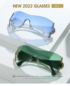 Détail de lunettes de soleil sans monture Y2K avec verres dégradés et clous décoratifs