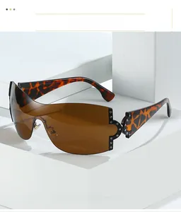 Détail des branches en écaille et strass brillants sur des lunettes de soleil Y2K oversize
