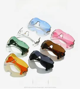Arrangement détaillé de lunettes de soleil sans monture Y2K colorées sur fond blanc