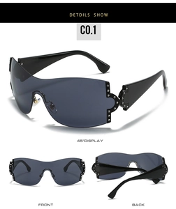 Vues détaillées des lunettes de soleil noires Y2K avec décorations en strass argentés