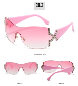 Détail de lunettes de soleil Y2K avec verres dégradés roses et strass sur le côté