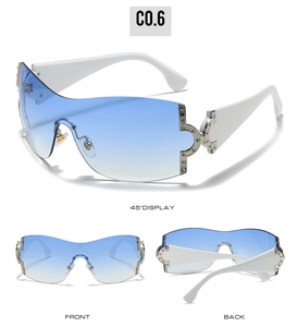 Vues détaillées de lunettes de soleil Y2K avec verres dégradés et détails argentés en C