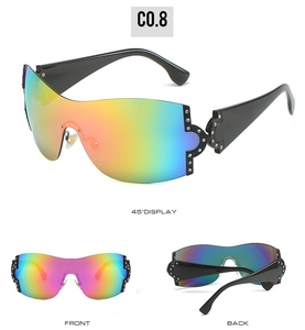 Trois vues de lunettes Y2K avec verres irisés et détails en strass brillants