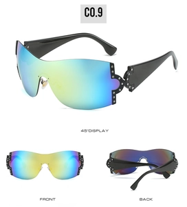 Vues détaillées des lunettes Y2K avec verres dégradés et ornements en strass brillants