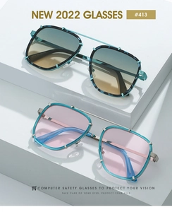 Détail de lunettes de soleil punk carrées avec monture écaillée et clips métalliques