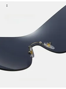 Vue détaillée des plaquettes en silicone et de la monture renforcée des lunettes Y2K