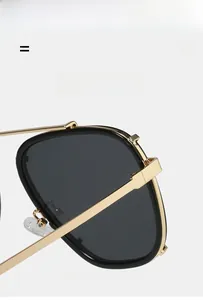 Détail du cadre doré et de la charnière métallique robuste de ces lunettes de soleil
