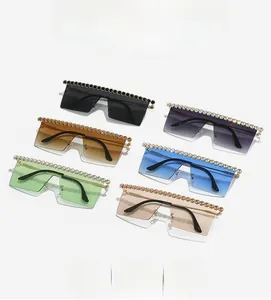 Vue détaillée de lunettes de soleil sans monture avec strass en six couleurs dégradées