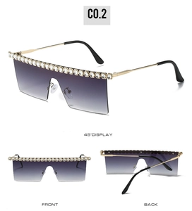 Détails de lunettes avec verres dégradés violets, strass brillants et branches en métal doré