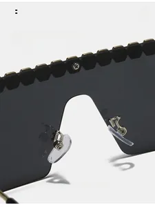 Détail des plaquettes de nez en silicone et monture en métal argenté sur lunettes de soleil