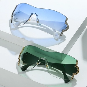 Lunettes de soleil Y2K sans monture avec rivets métalliques sur supports blancs