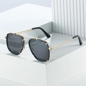 Lunettes de soleil punk carrées avec monture en métal noir et or et double pont