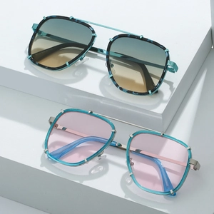 Lunettes de soleil punk carrées avec montures écaille et bleu sur des marches blanches