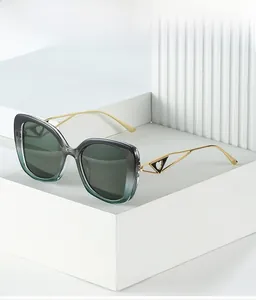 Détails de lunettes œil de chat avec branches géométriques dorées et monture dégradée