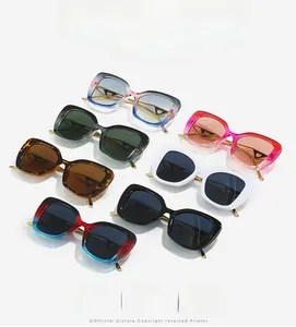 Grille détaillée de lunettes de soleil œil de chat vintage en sept couleurs avec charnières