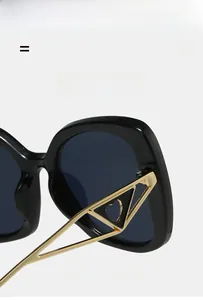 Détail de la branche dorée évidée avec cœur sur ces lunettes œil de chat noir chic