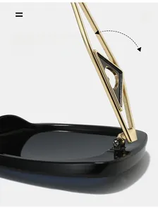 Détail de la charnière en métal doré avec accent losange noir sur lunettes de soleil rétro