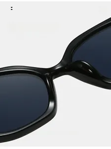 Vue détaillée des plaquettes de nez intégrées sur des lunettes de soleil œil de chat