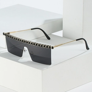 Lunettes de soleil oversize à dessus plat serties de diamants et branches en métal doré