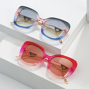 Lunettes de soleil œil-de-chat rétro avec monture dégradée et branches dorées à cœur