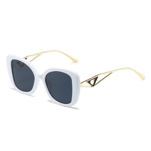 Lunettes de soleil œil de chat blanches modernes avec branches dorées et détail cœur