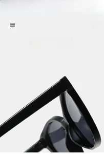 Détail de lunettes de soleil œil de chat noires légères montrant la charnière et la matière