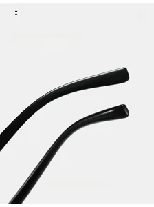 Détail des branches ergonomiques courbées sur des lunettes de soleil œil de chat noires