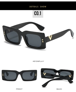 Détails de lunettes de soleil rectangulaires noires avec logo V doré et rivets en métal
