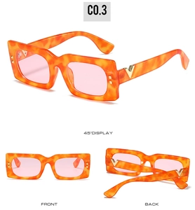 Vue en trois angles de lunettes rétro rectangulaires avec monture écaille orange et logo V