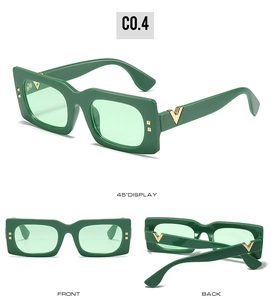 Vue à trois directions de lunettes de soleil carrées vertes avec accents V dorés