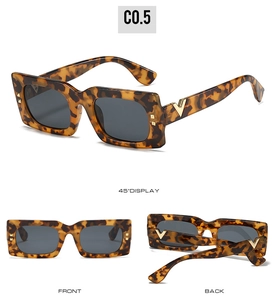 Vue détaillée de lunettes de soleil rectangulaires écaillées avec logos V dorés et rivets