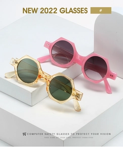 Détail macro de lunettes hexagonales ambre et rose avec verres de protection informatique
