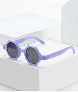 Vue détaillée des lunettes de soleil géométriques pour enfants en lavande mate douce