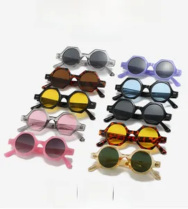 Collection de lunettes de soleil hexagonales géométriques en diverses couleurs de montures