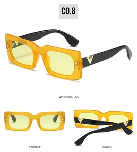 Vue détaillée des lunettes de soleil carrées en écaille avec logo V en métal doré