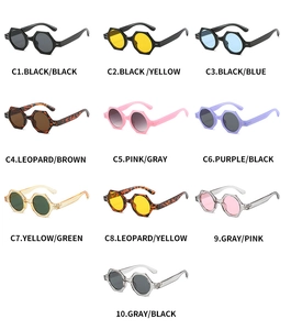 Catalogue détaillé montrant dix options de couleurs pour lunettes de soleil hexagonales tendance