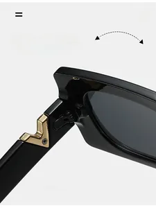 Détail macro des charnières durables et du décor métallique en V doré sur lunettes de soleil