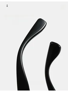 Détail macro des branches noires incurvées ergonomiques pour lunettes de soleil rétro