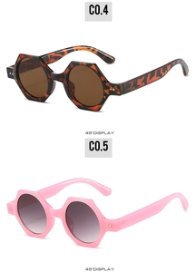 Détail de lunettes de soleil hexagonales en écaille et montures roses éclatantes