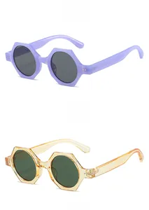 Détails de lunettes de soleil géométriques colorées avec montures violettes et ambre