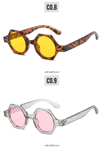 Vue détaillée de lunettes de soleil hexagonales en écaille jaune et verres rose translucide