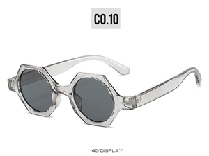 Détail de lunettes de soleil géométriques hexagonales gris transparent avec verres