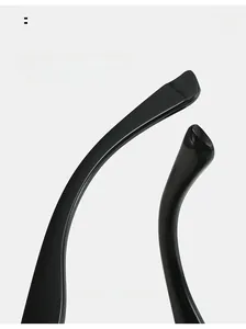 Détail des branches de lunettes noires brillantes pour un confort ergonomique