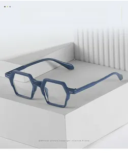 Détail de montures de lunettes géométriques bleues à la mode sur supports modernes