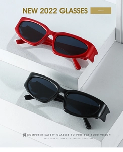 Vue macro de lunettes de soleil œil-de-chat rouges et noires avec verres protecteurs