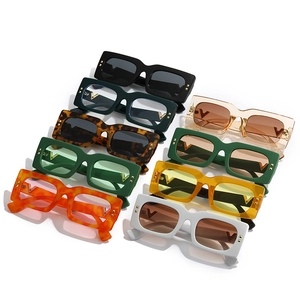 Lunettes de soleil rétro rectangulaires avec rivets et logo V en plusieurs coloris