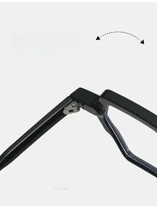 Détail de la charnière métallique durable sur monture noire pour un usage prolongé